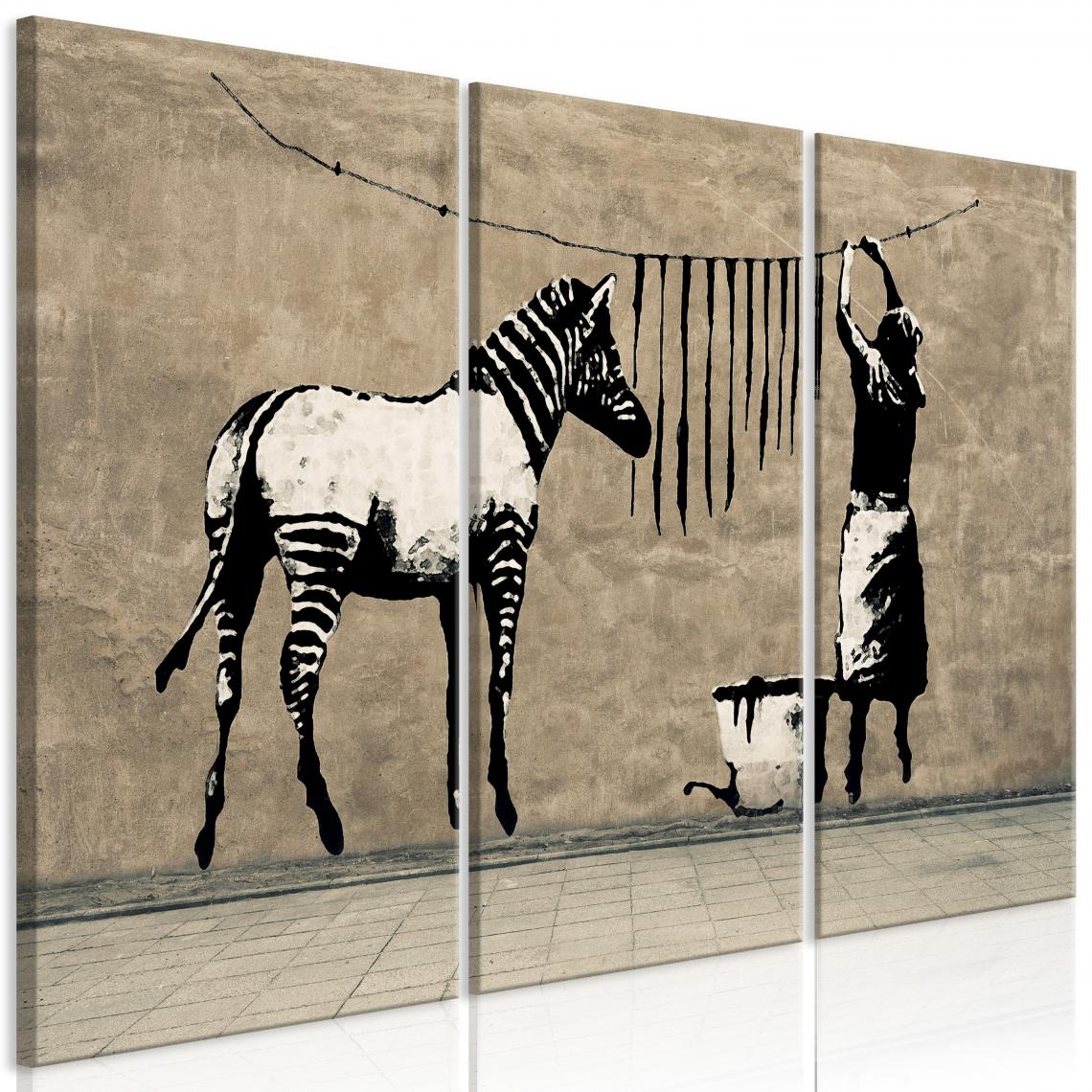 Decoshop26 - Tableau sur toile en 3 panneaux décoration murale image imprimée cadre en bois à suspendre Banksy: Laver le zèbre sur du béton (3 parties) 120x80 cm 11_0003702 - Tableaux, peintures