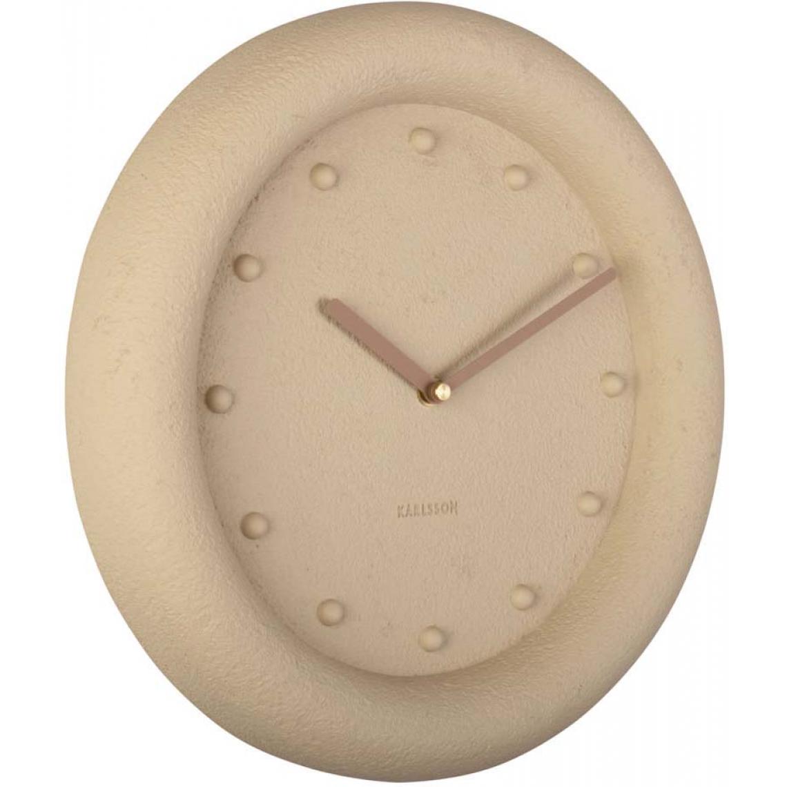 Karlsson - Horloge ronde en résine Petra 30 cm marron sable - Horloges, pendules