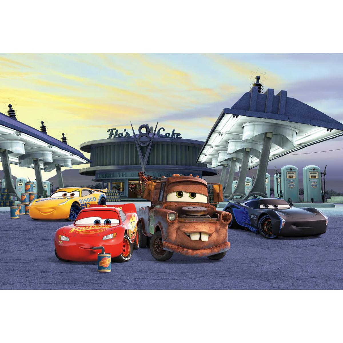 Komar - Papier Peint Photo Cars 3 Disney Flash Mc Queen et ses amis à la station service 368cm x 254cm - Papier peint