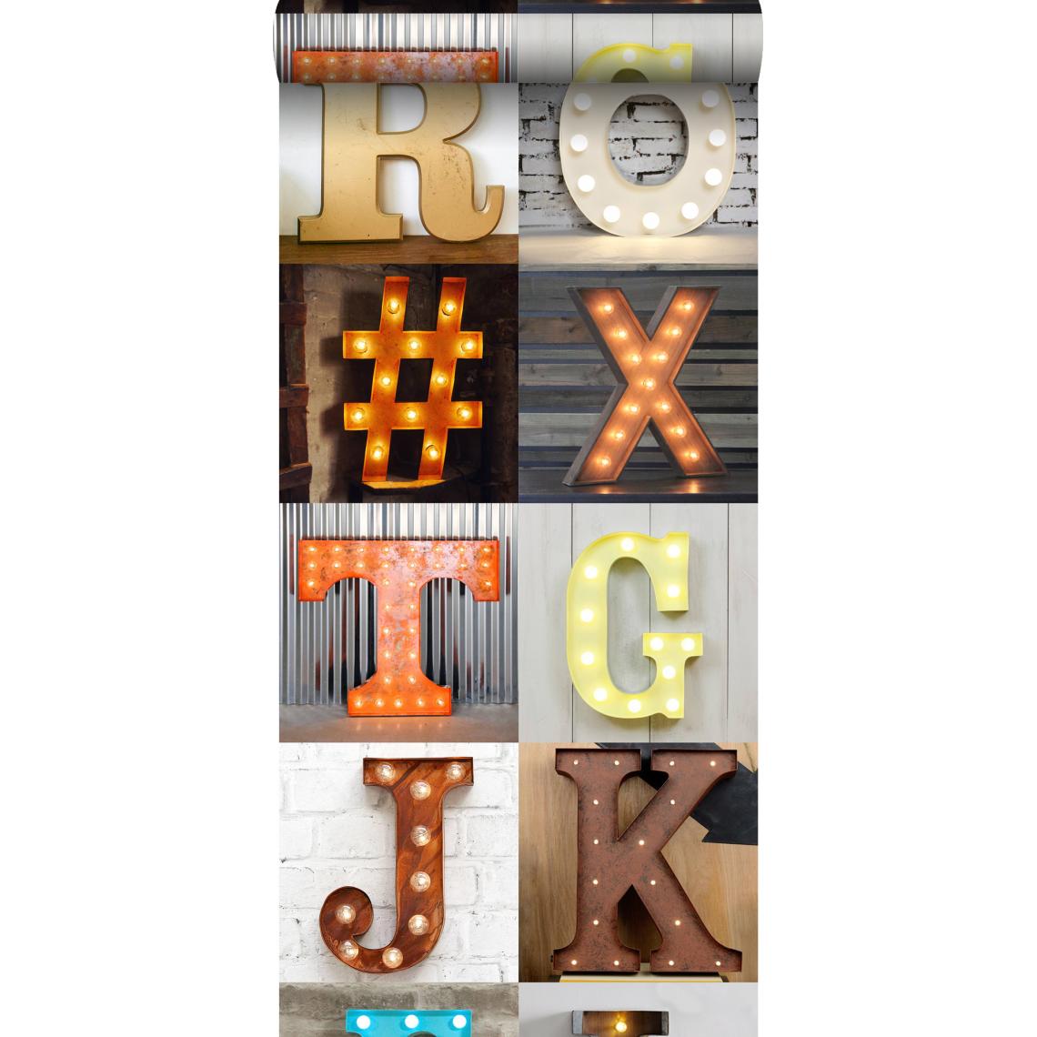 ESTAhome - ESTAhome papier peint intissé XXL lettres lumineuses en bois – marquee orange, beige, gris, rouge et bleu - 158816 - 0.465 x 8.37 m - Papier peint