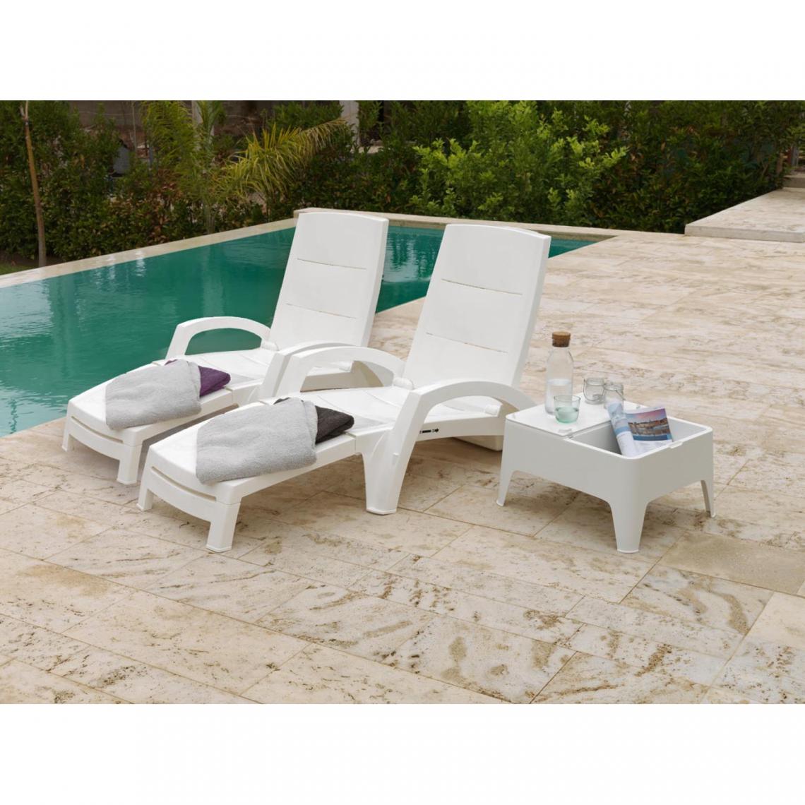 Concept Usine - Lot de 2 bains de soleil et table d'appoint blanc - Transats, chaises longues