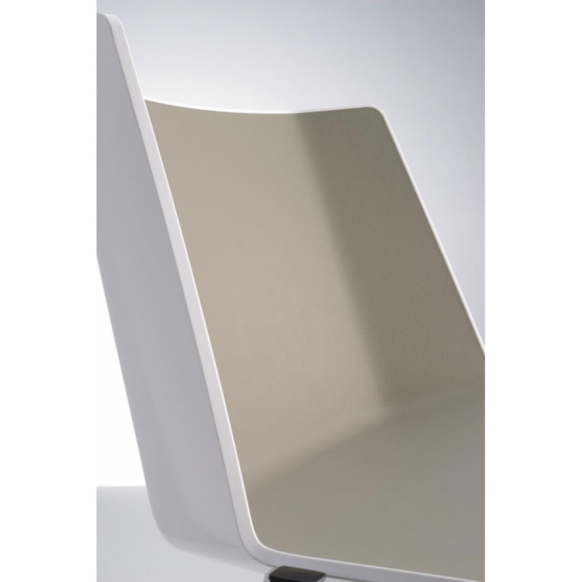 Mdf Italia - Chaise AÏKU - blanc - 4 pieds en forme de coin - blanc brillant/gris pigeon - Chaises