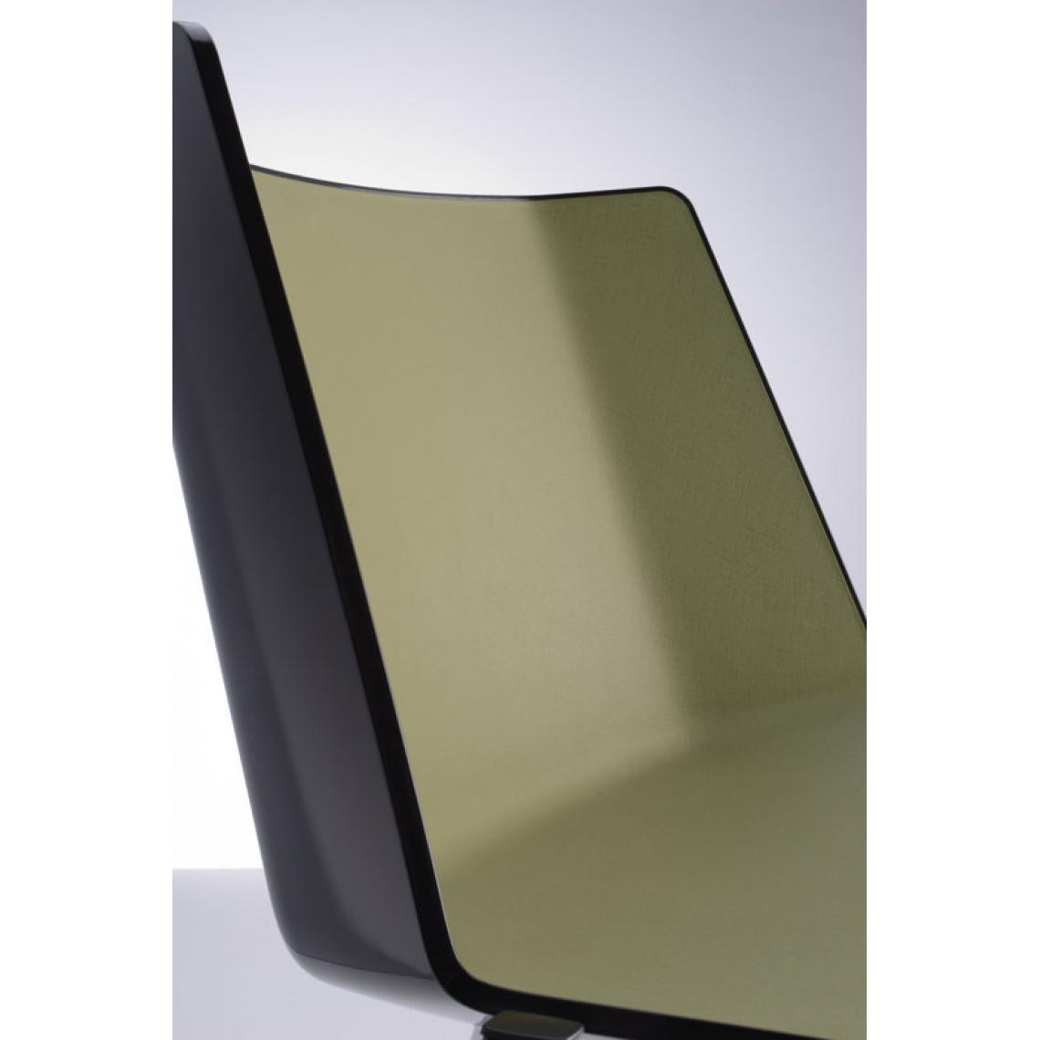 Mdf Italia - Chaise AÏKU - noir brillant/vert militaire - chêne marron lasuré - 4 pieds en chêne - Chaises