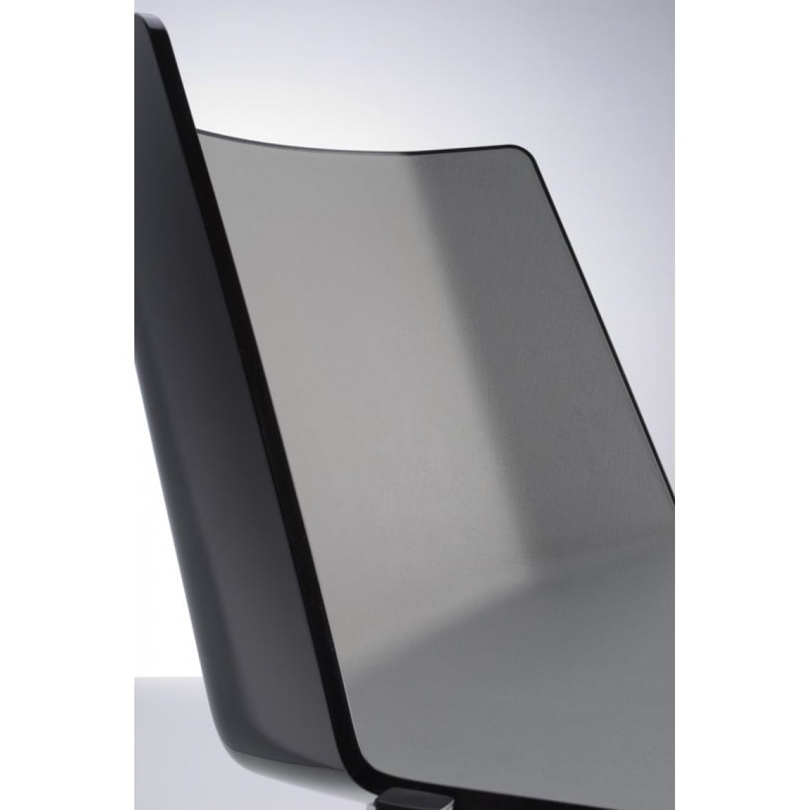 Mdf Italia - Chaise AÏKU - noir brillant/gris foncé - chêne marron lasuré - 4 pieds en chêne - Chaises
