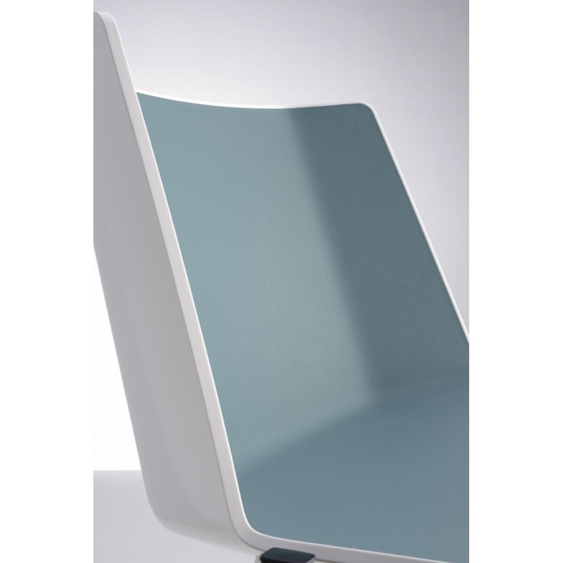Mdf Italia - Chaise AÏKU - blanc brillant/bleu moyen - chêne marron lasuré - 4 pieds en chêne - Chaises