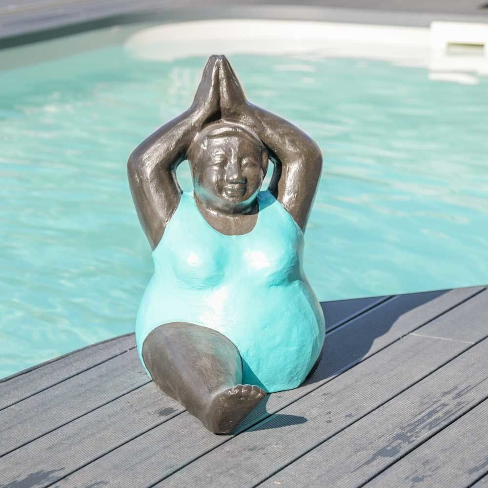 Wanda Collection - Statue moderne femme ronde position yoga turquoise - Petite déco d'exterieur